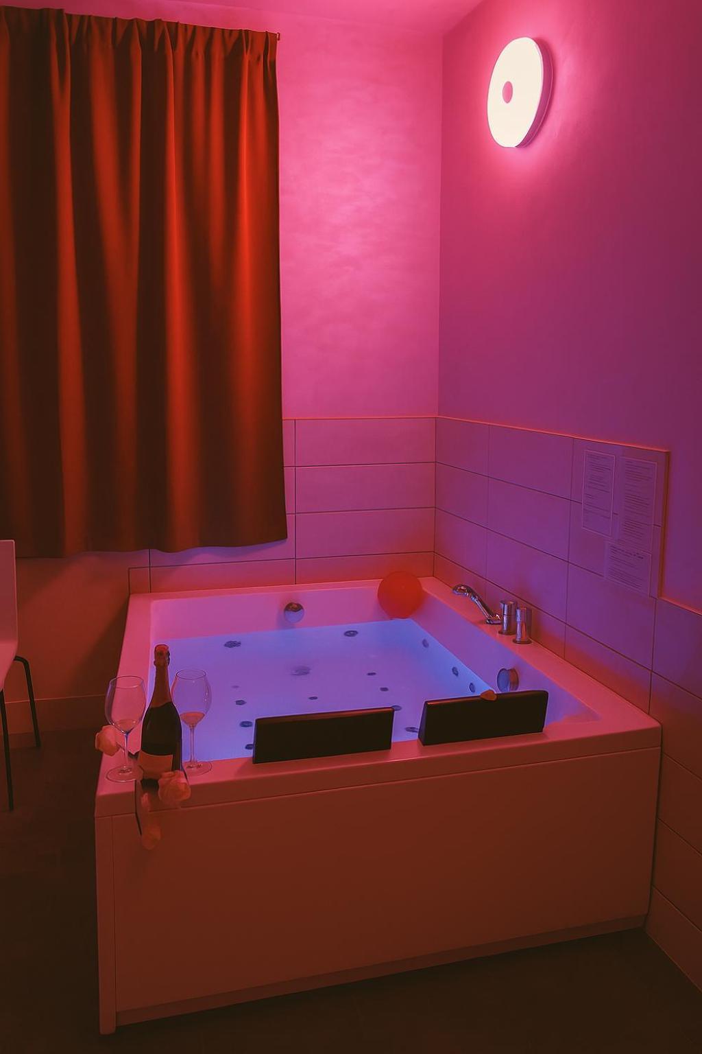 Apartment Lovers' Nest - Rom